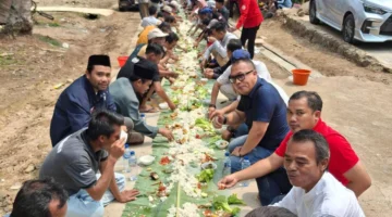 Makan Bersama di Daun Pisang, Arif Rahman Hadir di Tengah Warga Cibadak
