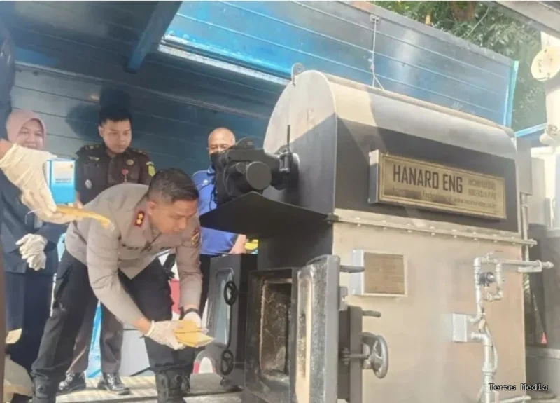 Kapolres Tangerang Selatan Boy Jumalolo