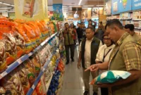 Direktur Utama Perum BULOG, Letjen TNI (Purn.) Ahmad Rizal Ramdhani, S.Sos., S.H., M.Han., didampingi Direktur SDM dan Transformasi Perum BULOG, Ade Prastya Nurdin dan Pemimpin BULOG Wilayah DKI Jakarta dan Banten, Taufan Akib, Rabu malam (5/8) melakukan peninjauan langsung ke beberaa retail modern di DKI Jakarta