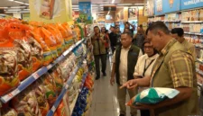 Direktur Utama Perum BULOG, Letjen TNI (Purn.) Ahmad Rizal Ramdhani, S.Sos., S.H., M.Han., didampingi Direktur SDM dan Transformasi Perum BULOG, Ade Prastya Nurdin dan Pemimpin BULOG Wilayah DKI Jakarta dan Banten, Taufan Akib, Rabu malam (5/8) melakukan peninjauan langsung ke beberaa retail modern di DKI Jakarta