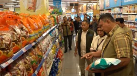 Direktur Utama Perum BULOG, Letjen TNI (Purn.) Ahmad Rizal Ramdhani, S.Sos., S.H., M.Han., didampingi Direktur SDM dan Transformasi Perum BULOG, Ade Prastya Nurdin dan Pemimpin BULOG Wilayah DKI Jakarta dan Banten, Taufan Akib, Rabu malam (5/8) melakukan peninjauan langsung ke beberaa retail modern di DKI Jakarta
