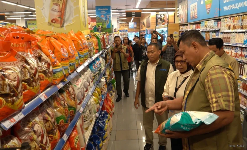 Direktur Utama Perum BULOG, Letjen TNI (Purn.) Ahmad Rizal Ramdhani, S.Sos., S.H., M.Han., didampingi Direktur SDM dan Transformasi Perum BULOG, Ade Prastya Nurdin dan Pemimpin BULOG Wilayah DKI Jakarta dan Banten, Taufan Akib, Rabu malam (5/8) melakukan peninjauan langsung ke beberaa retail modern di DKI Jakarta