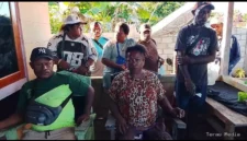 Pemilik hak ulayat masyarakat adat menolak kedatangan petugas gabungan Satuan Tugas Penertiban Kawasan Hutan (Satgas PKH) di kawasan Distrik Makimi, Kabupaten Nabire, Papua Tengah.