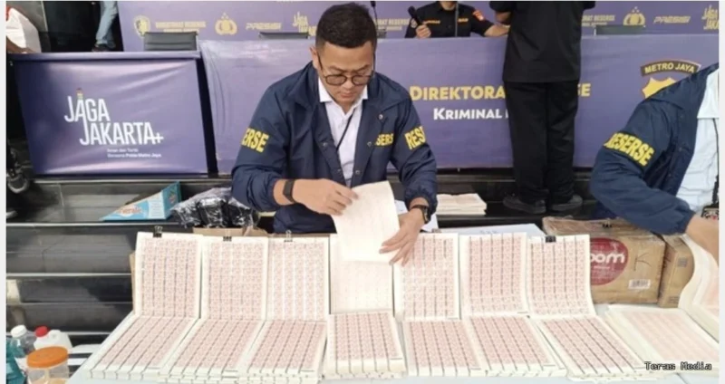 Polda Metro Jaya bersama Direktorat Jenderal Pajak Kementerian Keuangan (Kemenkeu) dalam membongkar jaringan sindikat produksi dan peredaran meterai palsu