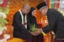 Kedatangan Kepala Kejaksaan Tinggi (Kajati) Aceh yang baru, Teuku Rahmatsyah, S.H., M.Kn., disambut dengan khidmat dan penuh kehangatan melalui tradisi adat Peusijuk.