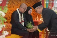 Kedatangan Kepala Kejaksaan Tinggi (Kajati) Aceh yang baru, Teuku Rahmatsyah, S.H., M.Kn., disambut dengan khidmat dan penuh kehangatan melalui tradisi adat Peusijuk.