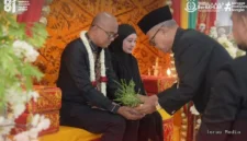 Kedatangan Kepala Kejaksaan Tinggi (Kajati) Aceh yang baru, Teuku Rahmatsyah, S.H., M.Kn., disambut dengan khidmat dan penuh kehangatan melalui tradisi adat Peusijuk.