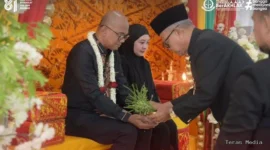 Kedatangan Kepala Kejaksaan Tinggi (Kajati) Aceh yang baru, Teuku Rahmatsyah, S.H., M.Kn., disambut dengan khidmat dan penuh kehangatan melalui tradisi adat Peusijuk.