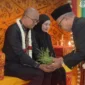 Kedatangan Kepala Kejaksaan Tinggi (Kajati) Aceh yang baru, Teuku Rahmatsyah, S.H., M.Kn., disambut dengan khidmat dan penuh kehangatan melalui tradisi adat Peusijuk.