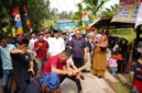 Anggota DPR RI Komisi IV Fraksi Partai NasDem, H. Arif Rahman, S.H., yang akrab disapa Orok Menes, berdiri di sana dengan pandangan penuh kekaguman