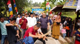 Anggota DPR RI Komisi IV Fraksi Partai NasDem, H. Arif Rahman, S.H., yang akrab disapa Orok Menes, berdiri di sana dengan pandangan penuh kekaguman