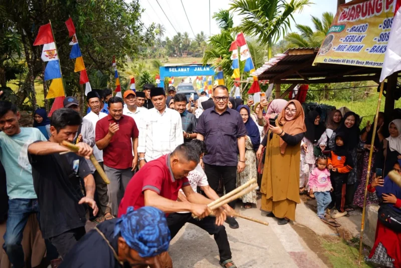 Anggota DPR RI Komisi IV Fraksi Partai NasDem, H. Arif Rahman, S.H., yang akrab disapa Orok Menes, berdiri di sana dengan pandangan penuh kekaguman