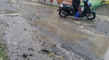 Jalan Ciinjuk Rusak Dikepung Genangan Air Saat Hujan