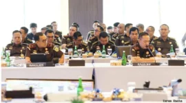 Kajati Banten, Herry Hermanus Horo, menyambut langsung para wakil rakyat dalam pertemuan yang berlangsung di Aula Gawe Kuta Baluwarti Polda Banten.