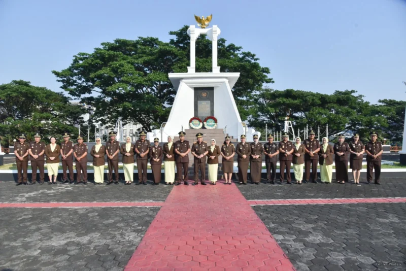 Jajaran besar keluarga besar Kejaksaan Tinggi Jawa Tengah berkumpul di tempat bersejarah ini, bukan sekadar untuk melaksanakan seremonial peringatan, melainkan untuk merenung, berjanji, dan mengambil kembali semangat luhur perjuangan dalam rangka memperingati Hari Lahir Kejaksaan Republik Indonesia yang ke-81.