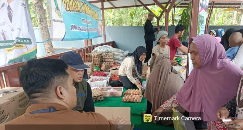 Bulog Lebak dan Pandeglangs saat operasi pasar