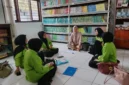 Dr. Hj. Reni Apriani, M.Pd., hadir langsung untuk memantau perkembangan para mahasiswa sebuah kehadiran yang menjadi semangat sekaligus pengingat bahwa pembentukan guru tidak boleh lepas dari pengawasan dan bimbingan yang tulus.