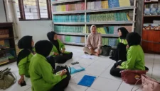Dr. Hj. Reni Apriani, M.Pd., hadir langsung untuk memantau perkembangan para mahasiswa sebuah kehadiran yang menjadi semangat sekaligus pengingat bahwa pembentukan guru tidak boleh lepas dari pengawasan dan bimbingan yang tulus.