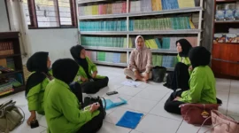 Dr. Hj. Reni Apriani, M.Pd., hadir langsung untuk memantau perkembangan para mahasiswa sebuah kehadiran yang menjadi semangat sekaligus pengingat bahwa pembentukan guru tidak boleh lepas dari pengawasan dan bimbingan yang tulus.