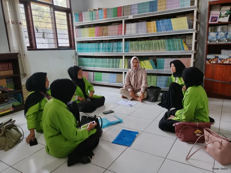 Dr. Hj. Reni Apriani, M.Pd., hadir langsung untuk memantau perkembangan para mahasiswa sebuah kehadiran yang menjadi semangat sekaligus pengingat bahwa pembentukan guru tidak boleh lepas dari pengawasan dan bimbingan yang tulus.