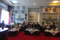 Kepala Kejaksaan Negeri Kabupaten Sumbawa Barat (KSB), Mahfuddin Cakra Saputra, S.H., M.H., menyambut hangat dan mengundang para insan pers serta perwakilan lembaga swadaya masyarakat (LSM) untuk duduk bersama, berdialog secara tulus membahas berbagai persoalan hukum dan dinamika yang berkembang di daerah ini.