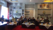 Kepala Kejaksaan Negeri Kabupaten Sumbawa Barat (KSB), Mahfuddin Cakra Saputra, S.H., M.H., menyambut hangat dan mengundang para insan pers serta perwakilan lembaga swadaya masyarakat (LSM) untuk duduk bersama, berdialog secara tulus membahas berbagai persoalan hukum dan dinamika yang berkembang di daerah ini.