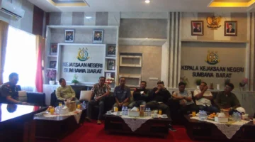 Kepala Kejaksaan Negeri Kabupaten Sumbawa Barat (KSB), Mahfuddin Cakra Saputra, S.H., M.H., menyambut hangat dan mengundang para insan pers serta perwakilan lembaga swadaya masyarakat (LSM) untuk duduk bersama, berdialog secara tulus membahas berbagai persoalan hukum dan dinamika yang berkembang di daerah ini.