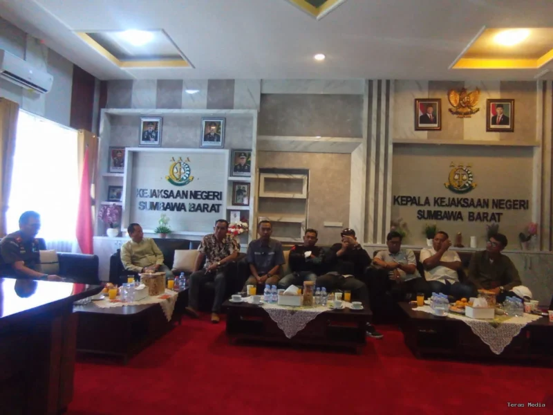 Kepala Kejaksaan Negeri Kabupaten Sumbawa Barat (KSB), Mahfuddin Cakra Saputra, S.H., M.H., menyambut hangat dan mengundang para insan pers serta perwakilan lembaga swadaya masyarakat (LSM) untuk duduk bersama, berdialog secara tulus membahas berbagai persoalan hukum dan dinamika yang berkembang di daerah ini.