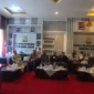 Kepala Kejaksaan Negeri Kabupaten Sumbawa Barat (KSB), Mahfuddin Cakra Saputra, S.H., M.H., menyambut hangat dan mengundang para insan pers serta perwakilan lembaga swadaya masyarakat (LSM) untuk duduk bersama, berdialog secara tulus membahas berbagai persoalan hukum dan dinamika yang berkembang di daerah ini.