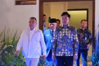 Wakil Presiden Gibran Rakabuming Raka yang berjalan berdampingan dengan Wakil Ketua DPR RI sekaligus Ketua Harian Partai Gerindra, Prof. Sufmi Dasco Ahmad.