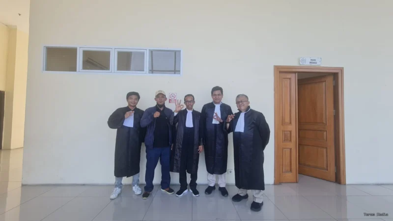 Tim Kuasa Hukum dari LBH PERADI PROFESIONAL, yang terdiri dari Marulitua Rajagukguk, Irman Bunawolo, Juhari Siahaan, Ahmad Yusra, dan Ali Akbar Tanjung.