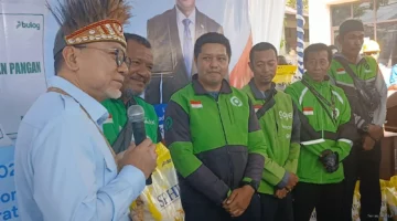 Menko Pangan Zulkifli Hasan Serahkan Bantuan Beras untuk Warga Malabutor