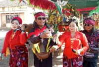 Lebih dari 1.000 warga Pulau Giliraja, Kabupaten Sumenep, antusias menyaksikan pagelaran kerapan sapi betina yang digelar secara mandiri oleh masyarakat.