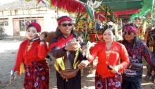Lebih dari 1.000 warga Pulau Giliraja, Kabupaten Sumenep, antusias menyaksikan pagelaran kerapan sapi betina yang digelar secara mandiri oleh masyarakat.