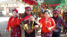 Lebih dari 1.000 warga Pulau Giliraja, Kabupaten Sumenep, antusias menyaksikan pagelaran kerapan sapi betina yang digelar secara mandiri oleh masyarakat.