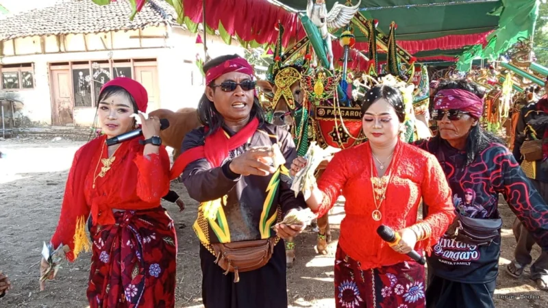 Lebih dari 1.000 warga Pulau Giliraja, Kabupaten Sumenep, antusias menyaksikan pagelaran kerapan sapi betina yang digelar secara mandiri oleh masyarakat.
