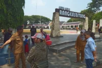 Keterangan poto : Plt Kepala Dinas PUPR Lebak saat meninjau langsung pembangunan Alun - alun tahap 2 Tahun 2026