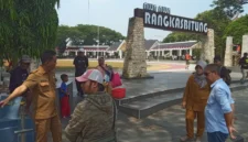 Keterangan poto : Plt Kepala Dinas PUPR Lebak saat meninjau langsung pembangunan Alun - alun tahap 2 Tahun 2026