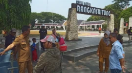 Keterangan poto : Plt Kepala Dinas PUPR Lebak saat meninjau langsung pembangunan Alun - alun tahap 2 Tahun 2026