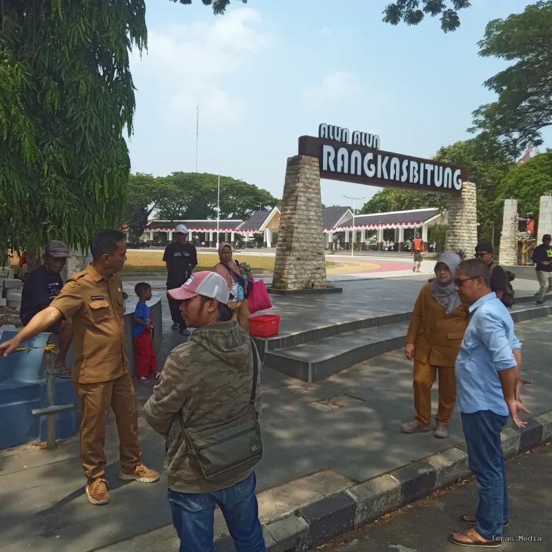 Keterangan poto : Plt Kepala Dinas PUPR Lebak saat meninjau langsung pembangunan Alun - alun tahap 2 Tahun 2026