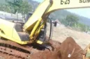 Teras Media : Foto alat berat diduga milik pihak sentul city saat menggali di lahan milik Ozzy Sudiri
