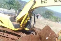 Teras Media : Foto alat berat diduga milik pihak sentul city saat menggali di lahan milik Ozzy Sudiri