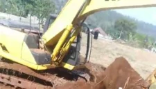Teras Media : Foto alat berat diduga milik pihak sentul city saat menggali di lahan milik Ozzy Sudiri