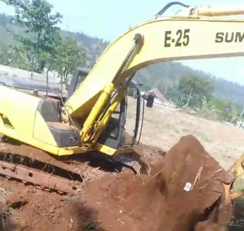 Teras Media : Foto alat berat diduga milik pihak sentul city saat menggali di lahan milik Ozzy Sudiri