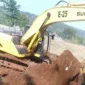 Teras Media : Foto alat berat diduga milik pihak sentul city saat menggali di lahan milik Ozzy Sudiri
