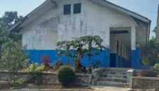 Keterangan poto : Kondisi ruang kelas SMPN 1 Cileles yang dibiarkan di tempati KELELAWAR hingga menimbulkan bau menyengat dan terkesan tak terawan