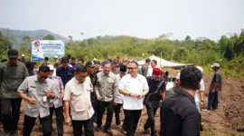 Kehadiran Gubernur Banten, Andra Soni, bersama Anggota DPR RI Dapil Lebak–Pandeglang sekaligus Ketua Umum DPP Petani NasDem, Arif Rahman, menjadikan hari perayaan ini bukan sekadar seremonial — melainkan momen pengakuan tulus bahwa setiap petani yang merawat tanaman dengan keringat adalah pahlawan ketahanan pangan kita.