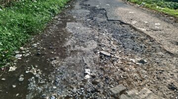 Jalan Cijinjuk Bertahun-tahun Rusak, Warga Pertanyakan Peran DPRD: “Setiap Hari Lewat, Mengapa Tak Kunjung Diperjuangkan?”