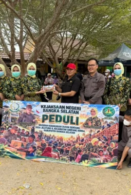 Kejari Bangka Selatan Salurkan Bantuan untuk Warga Terdampak Kebakaran Dusun Serdang