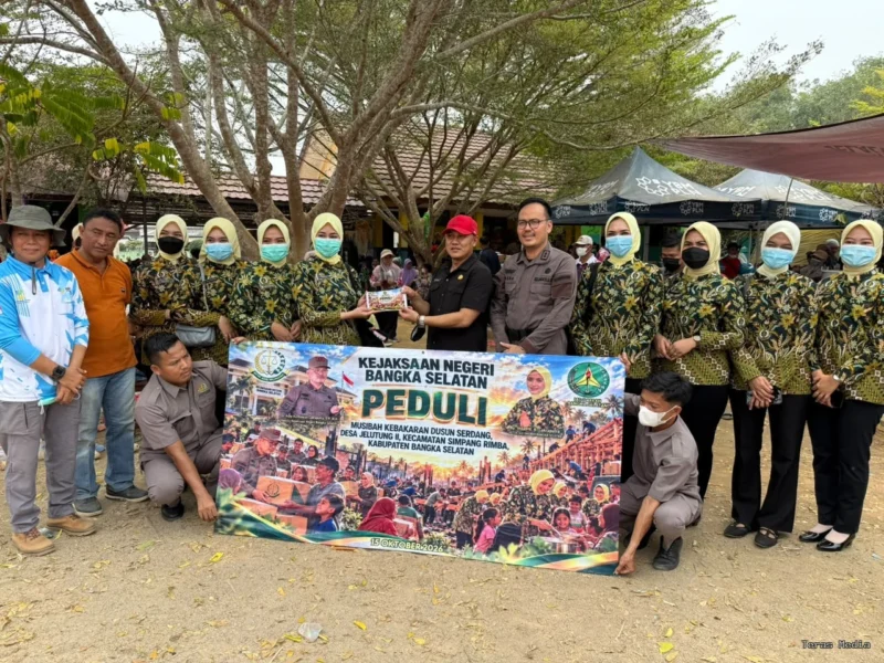 Kejaksaan Negeri Bangka Selatan menunjukkan kepedulian terhadap warga yang menjadi korban musibah kebakaran di Dusun Serdang, Desa Jelutung, Kabupaten Bangka Selatan, dengan menyalurkan paket bantuan sosial